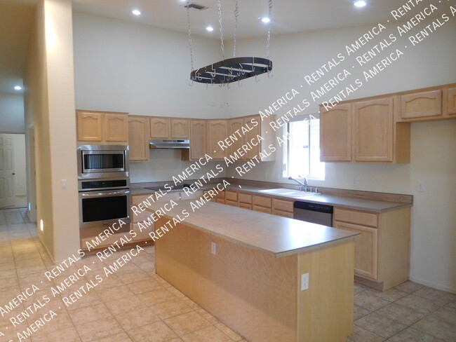 Building Photo - 5747 N 105th Ln