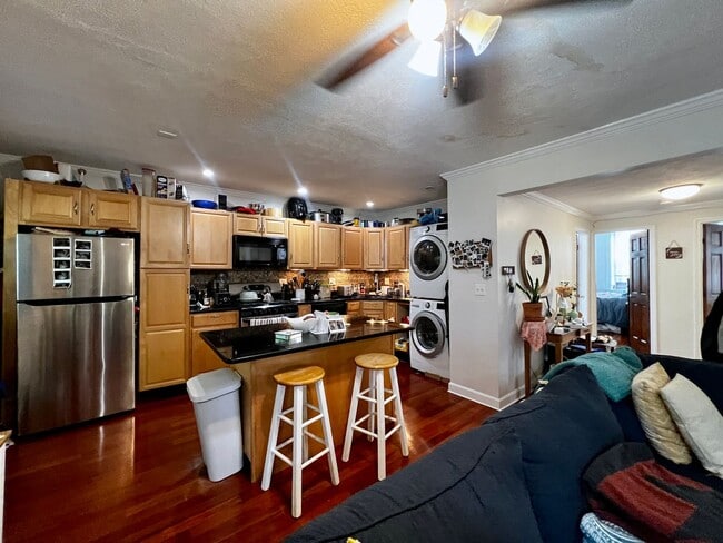 Building Photo - Stylish Top-Floor 2-Bedroom Condo with Pri...
