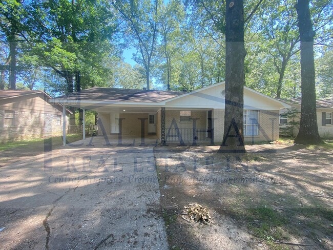 Building Photo - Southwest LR 4 Bedroom Home