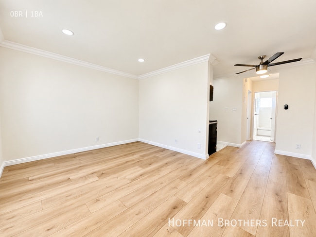 Building Photo - 14024 Oxnard St