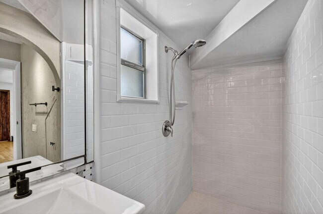 Building Photo - 322 Cornell Dr