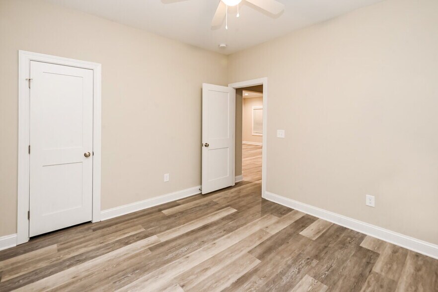 Building Photo - 2118 Ravendale St