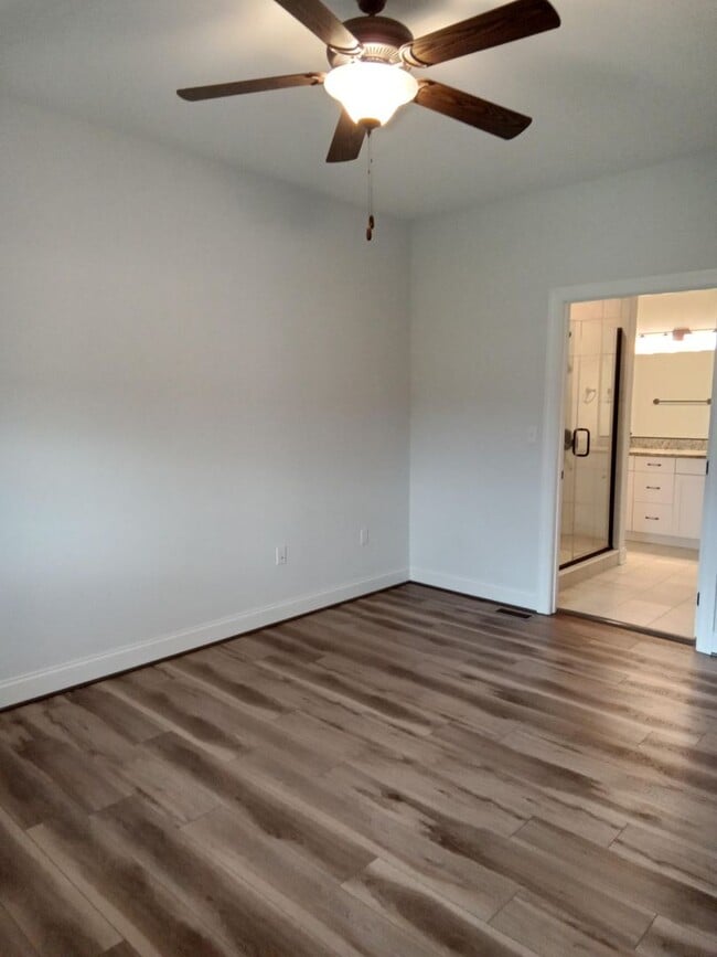 Building Photo - Patio Townhome Located 1 Block from Bedfor...