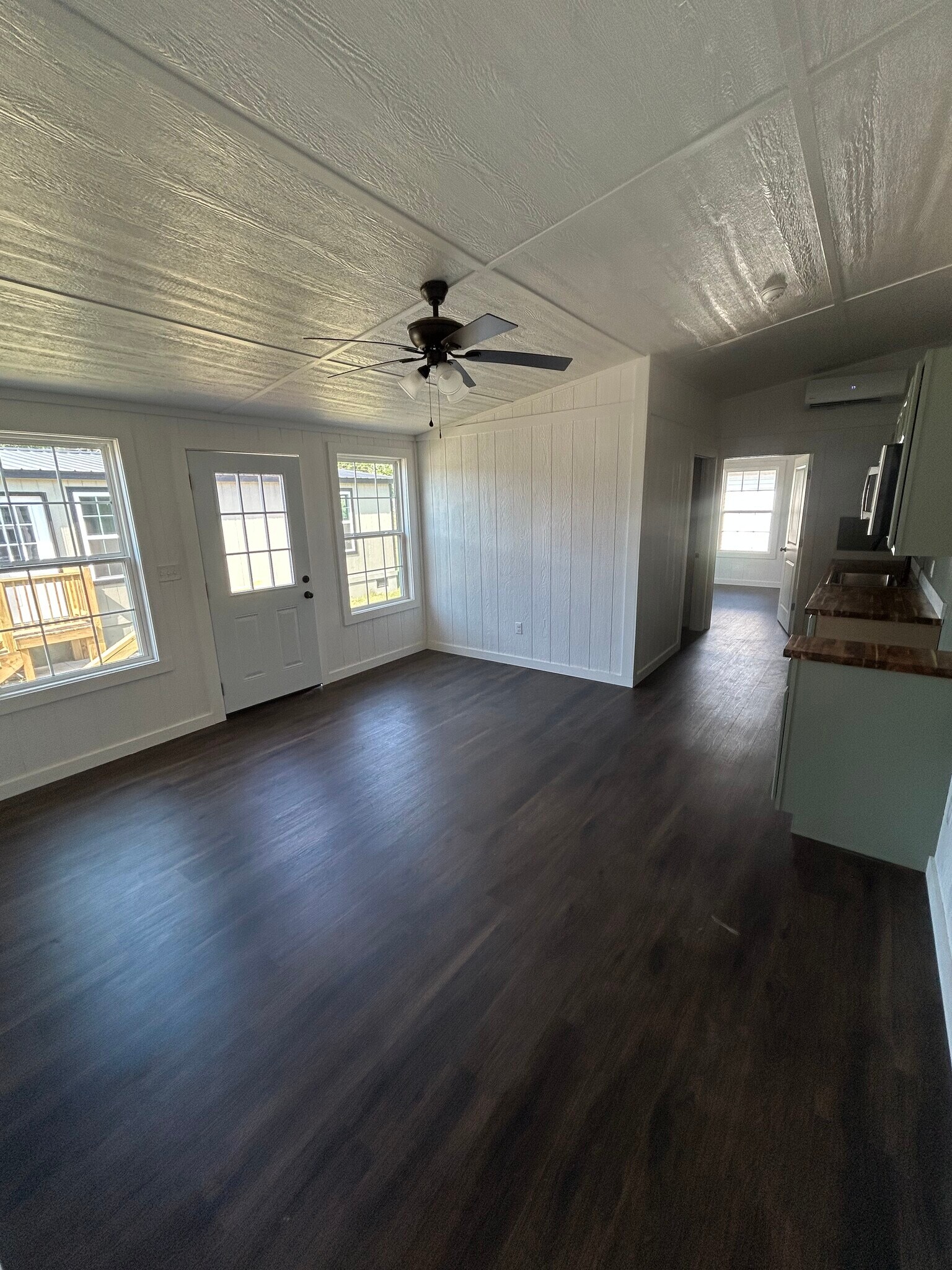 Building Photo - 305 W Broadway Ave