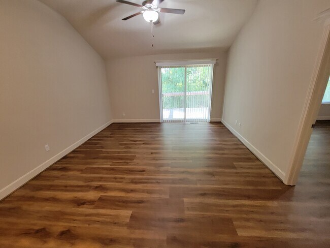 Building Photo - 9318 N Robinhood Ave