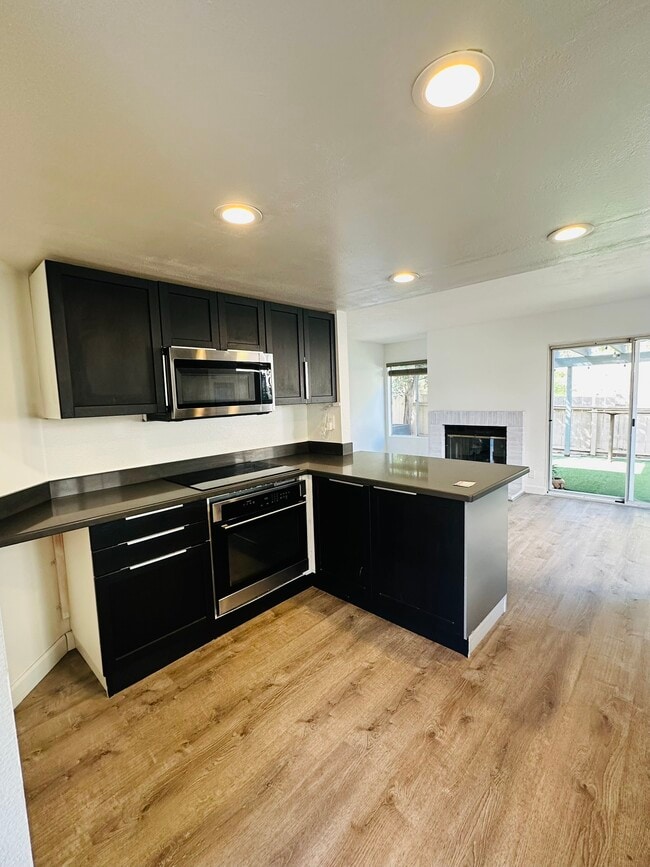 Building Photo - 2089 Manzana Way