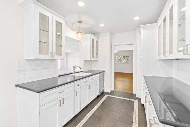 Building Photo - Charming & Spacious Single Family Home