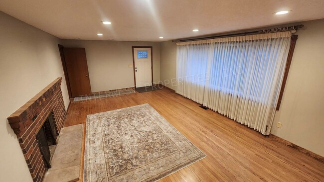 Building Photo - 3 bd 2ba Ranch Style Home with Fenced Yard, W/D in Unit, Fireplaces & 2 Car Garage!