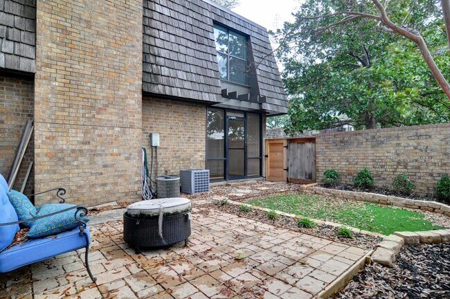 Building Photo - 3024 Hulen Ct