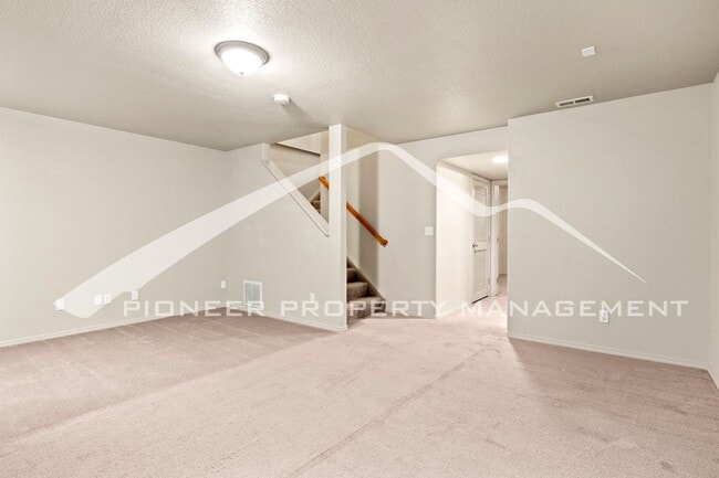Building Photo - Beautiful 4-bedroom, 3.5-bath home with oversized 2 car garage, AC and enclosed back yard