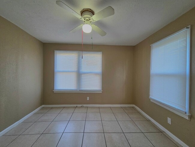 Building Photo - 3 Bedroom Home