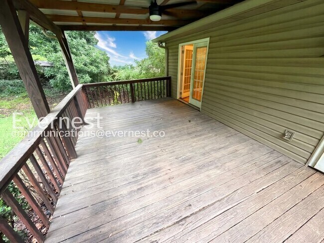 Building Photo - 3 Bed, 2 Bath Home with Garage / Pet-Friendly / Vouchers Accepted / Available Now!