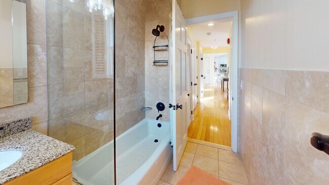 Building Photo - Top Floor Fully Furnished 1,000 Square Foot One Bedroom Plus Den in Kalorama