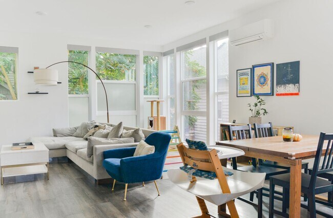 Building Photo - Modern 3 bed/ 2.5 bath townhome in Ballard!