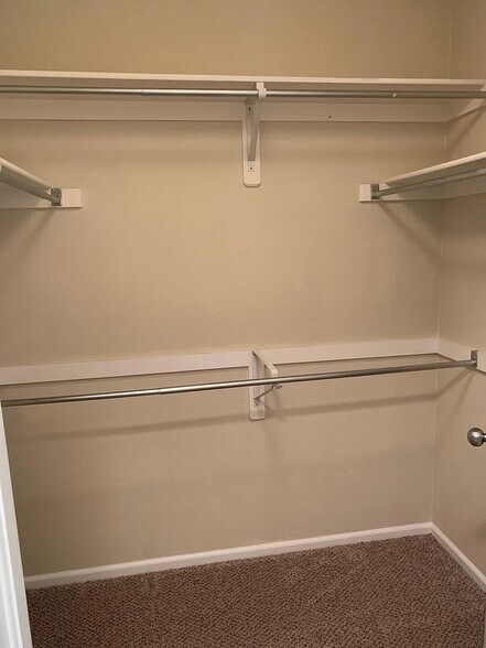 Building Photo - 1520 S Florence Way