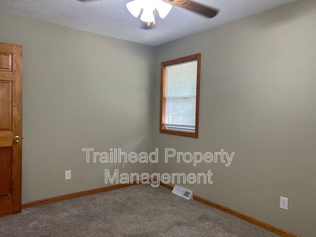 Building Photo - 401 SW Stoney Brook Ln