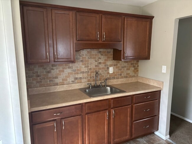 Building Photo - 3 Bedroom, 1 Bathroom Rolling Acres Home F...