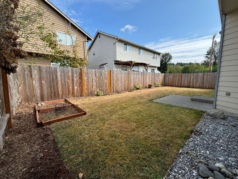 Building Photo - Spacious 4-Bedroom Family Home in Creeksid...