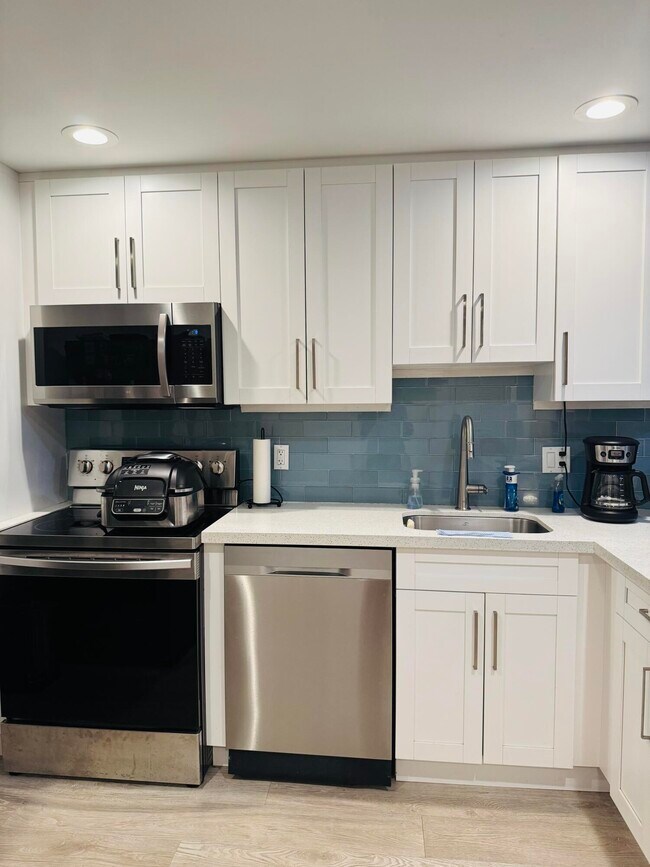 Building Photo - 2800 N Palm Aire Dr