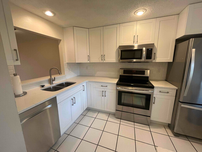 Building Photo - 202 Corkwood Ln