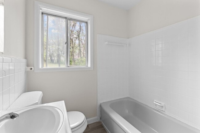 Building Photo - Charming 3 Bedroom, 2 Bathroom house