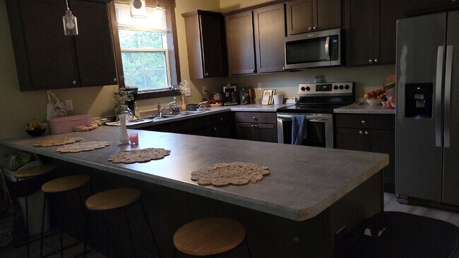 Building Photo - 5 Bed 3 Bath close to UWEC, bike trails, Carson Park, and The Sonnentag!