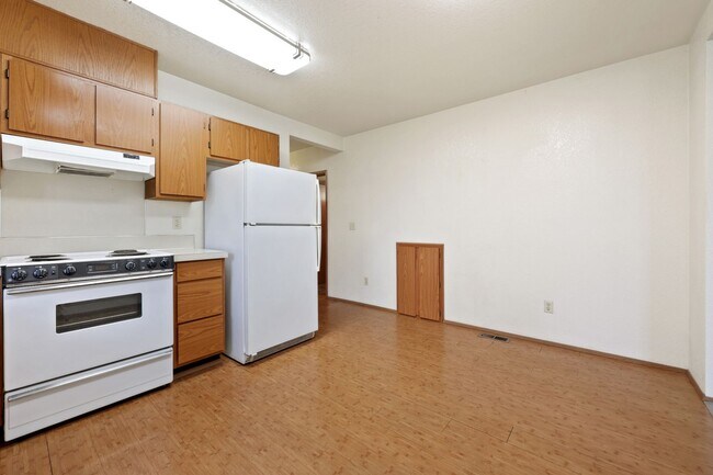Building Photo - MOVE IN READY! Includes water, sewer and garbage. 2 bed 1 bath downtown Olympia!