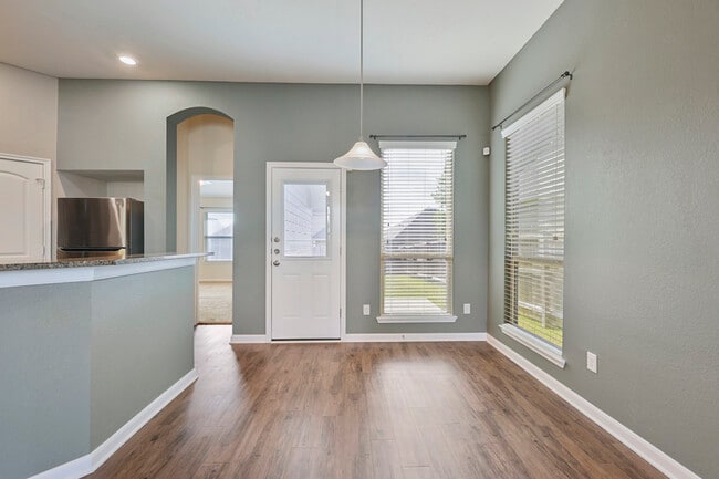 Building Photo - 2133 Dumfries Dr