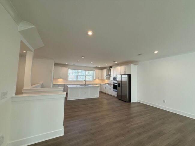 Building Photo - 3BR/3.5BA 3-Story Townhome w/ Quartz + W/D in Decatur