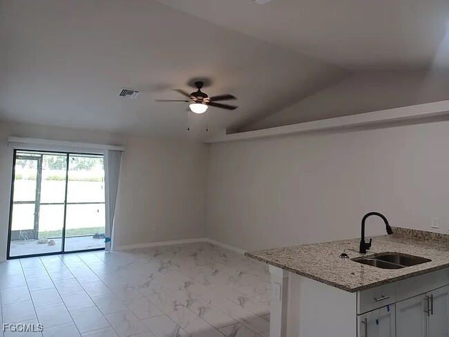 Building Photo - 1111 SE 5th Ct