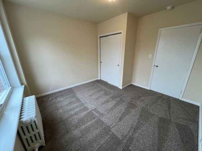 Building Photo - 955 E Main St