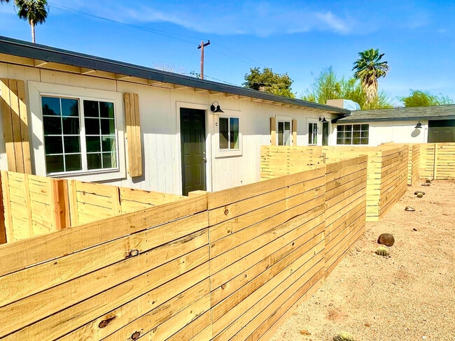 Building Photo - 2 bedroom townhome newly renovated ready f...