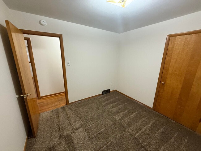 Building Photo - 2102 Woodlea Dr