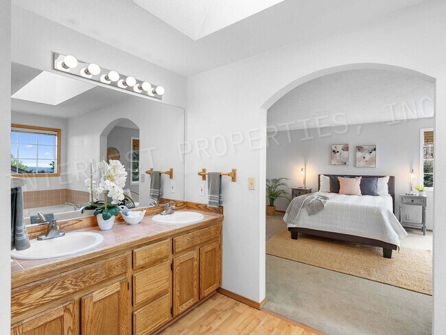 Building Photo - 4+ Bedroom Tigard Home With a Beautiful Vi...