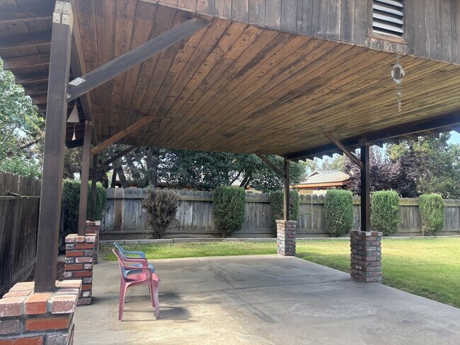 Building Photo - 1712 Shasta Ct