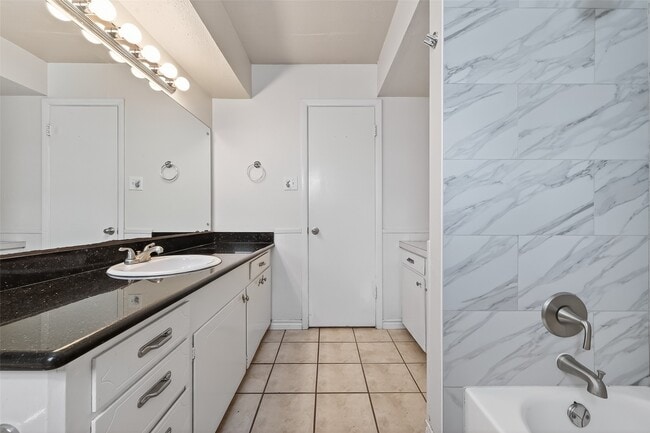 Building Photo - 2319 Blue Willow Dr