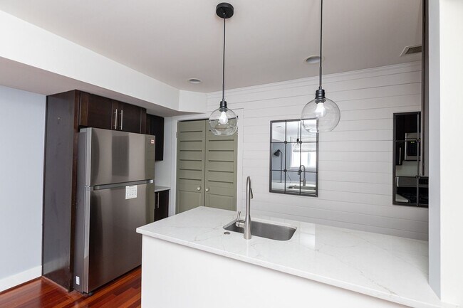 Building Photo - Chevy Chase Area One Bed, One Bath Condo R...