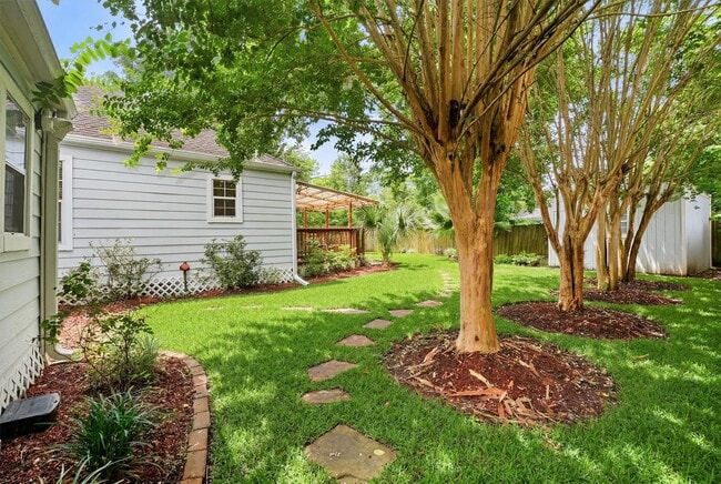 Building Photo - 2044 Des Jardines St