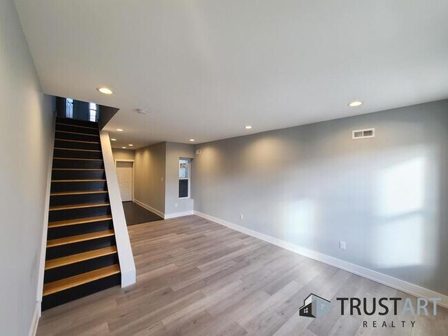Building Photo - 2 Bedroom house with basement/backyard.