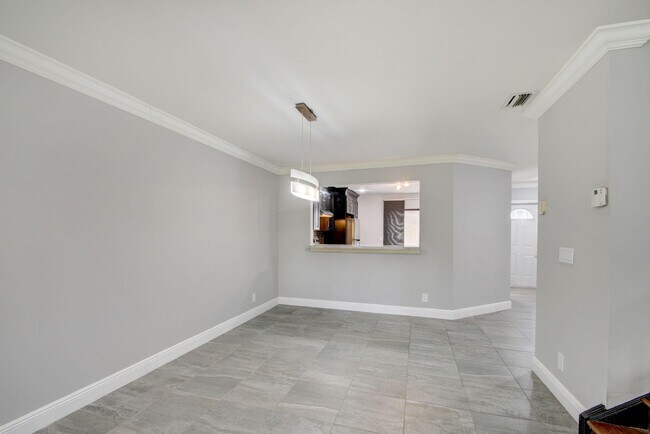 Building Photo - 1105 Maplewood Dr