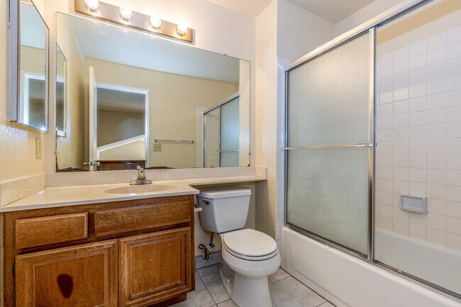 Building Photo - 4 bed/3 bath Single Family Home w/ large backyard!