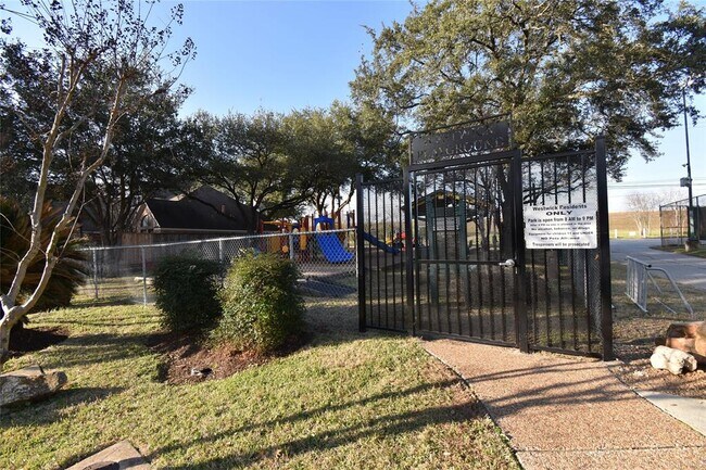Building Photo - 1323 W Forest Dr