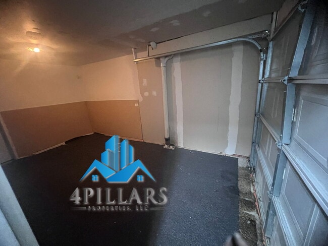 Building Photo - 403 Kenwood St