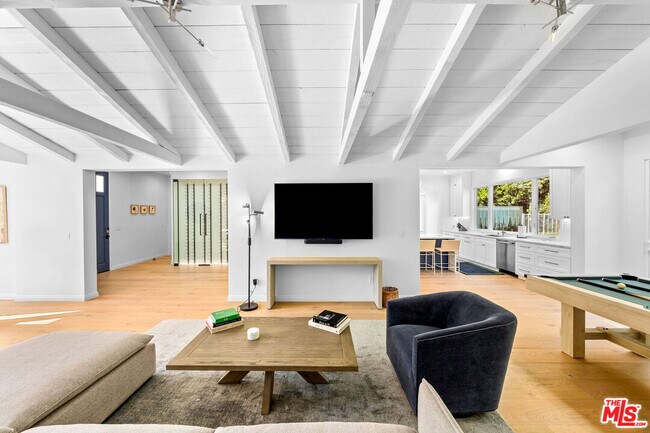 Building Photo - 530 S Bentley Ave
