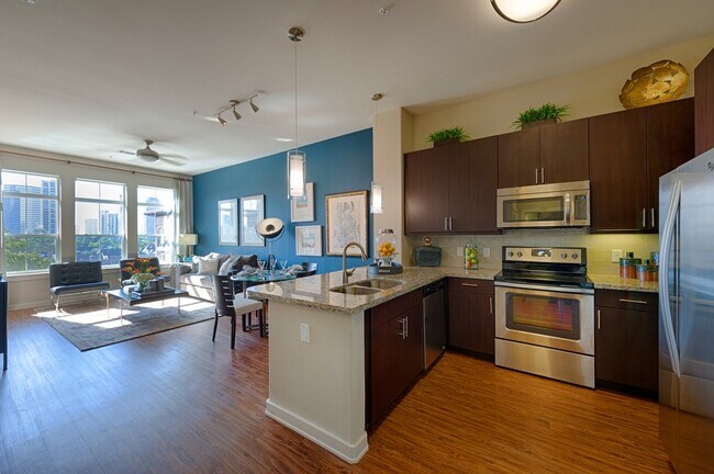 Building Photo - 807 S Post Oak Ln