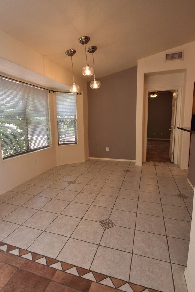 Building Photo - Bright & Open SE Tucson 3 Bed 2 Bath with ...