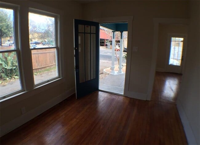 Building Photo - 2904 West Ave