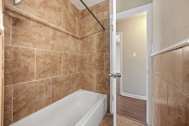 Building Photo - 3 Bedroom, 1.5 Bath Home with Spacious Layout and Large Yard
