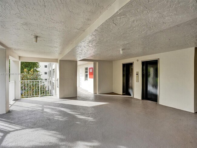 Building Photo - 605 Oaks Dr