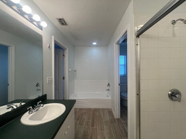 Building Photo - 3 Bedroom, 2 Bath Home with Yard - Palmetto